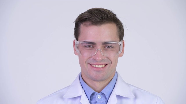 快乐的青年医生脸上露出了科学家的笑容视频下载