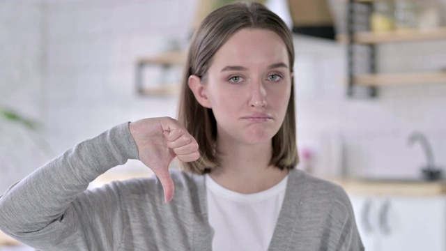 沮丧的年轻女子的肖像显示拇指向下视频下载