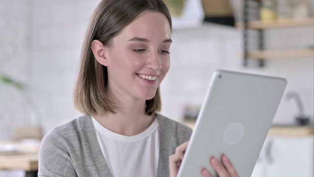 年轻女性在现代办公室使用平板电脑的肖像视频素材