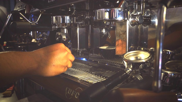 咖啡师在咖啡馆准备煮浓咖啡视频下载