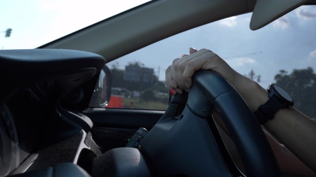 女人开车，手握方向盘视频素材