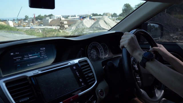 女人开车，手握方向盘视频素材