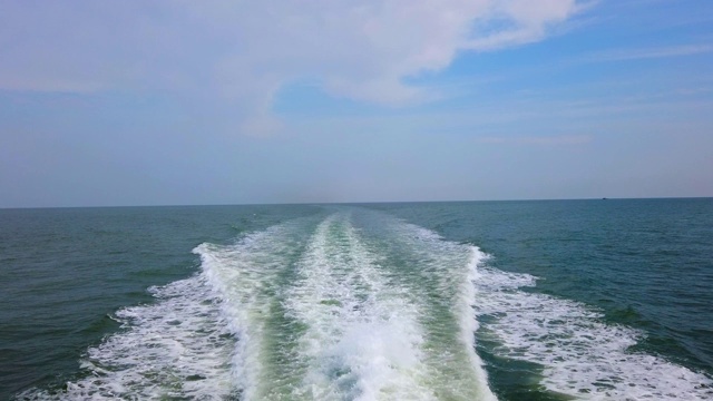 在明媚的夏日，从游船上划过的海洋。在前往越南昆岛的途中看到的视频下载
