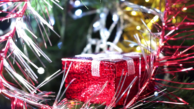 新年圣诞特写红礼盒。节日礼物的概念视频素材