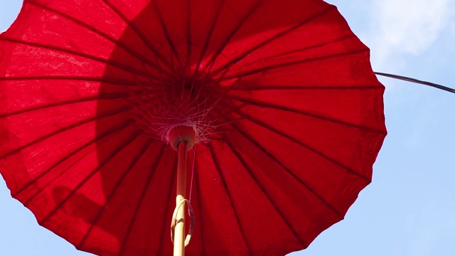 雨伞由色彩鲜艳的面料制成，泰国工艺兰那伞，泰国清迈。spapce副本。视频素材