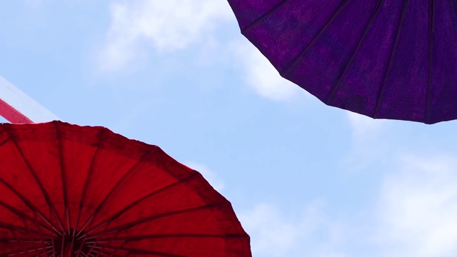 雨伞由色彩鲜艳的面料制成，泰国工艺兰那伞，泰国清迈。spapce副本。视频素材
