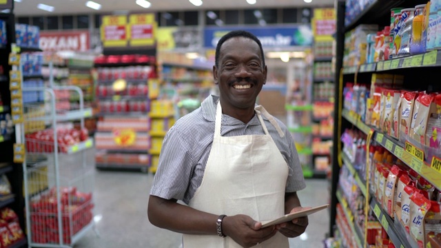 超市员工使用平板电脑的肖像视频下载