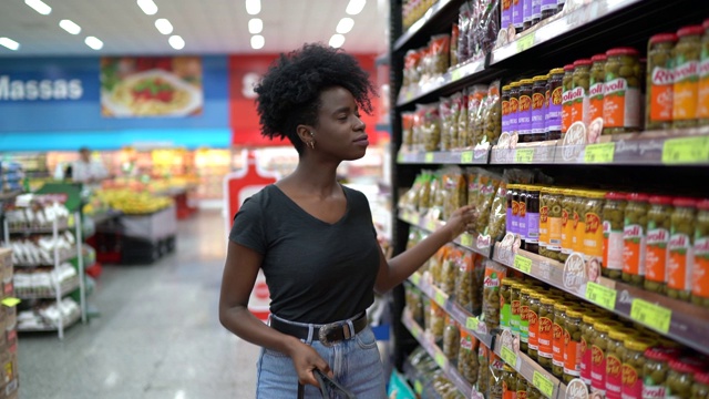 年轻女子在超市货架上视频素材