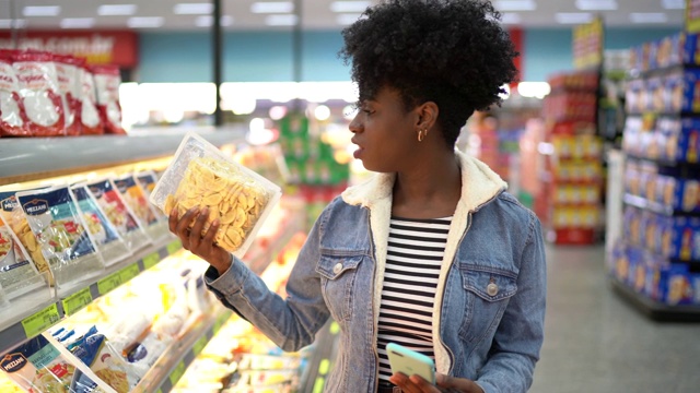 年轻女子在超市选购商品视频素材