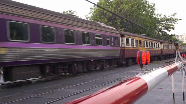 一列火车经过铁路道口视频素材