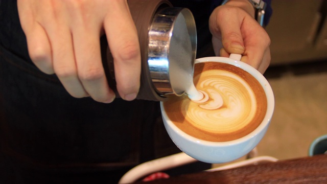 咖啡师和拉花艺术视频素材