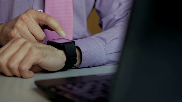 用他的智能手表应用的人。特写。商人在触摸屏上使用时髦的智能手表移动应用程序。有人在用她的智能手表触摸屏可穿戴设备。关闭了。视频素材