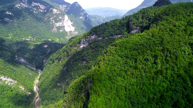 峡谷四渡河吊桥鸟瞰图，中国湖北。视频素材