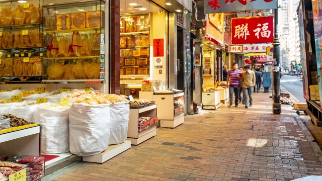 慢镜头:香港市中心上环西市场海鲜干及食补街的行人及交通背景视频素材