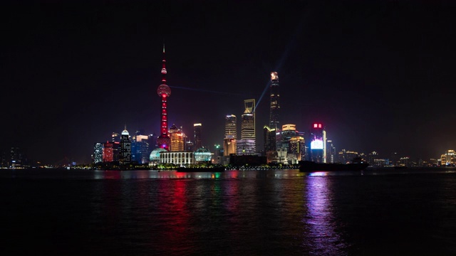 4k时光流逝:上海摩天大楼灯光秀旅游景点视频素材