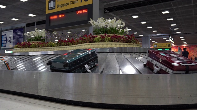 旅客旅客的行李在机场的行李输送带上移动。视频素材