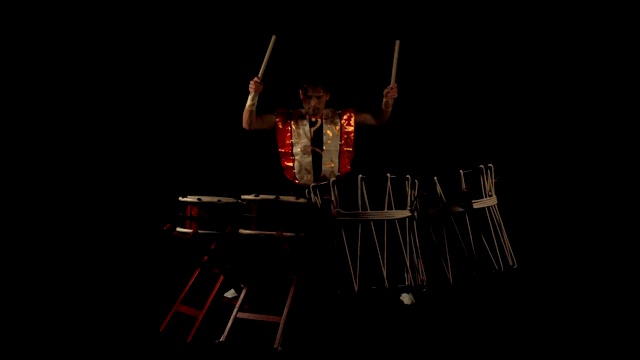 在黑暗的舞台上，一个日本鼓手Taiko鼓的全长肖像。没有声音。视频素材