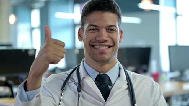非洲医生竖起大拇指的肖像视频素材