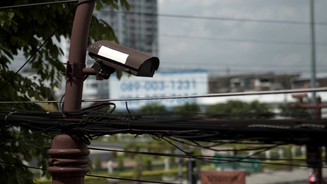 4k连续镜头，闭路电视(CCTV)对柱检查城市交通。视频素材