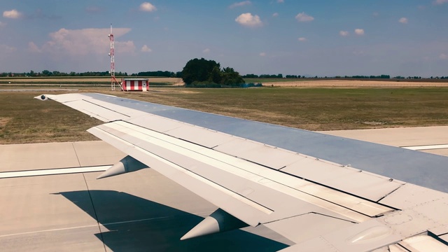 飞机从机场跑道起飞视频素材