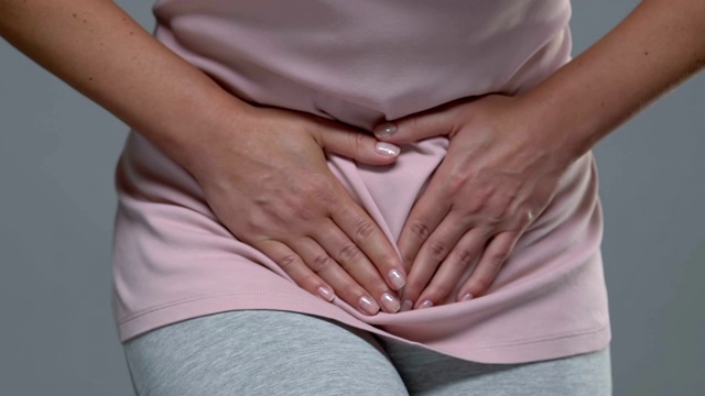 女性抱着下腹，患经前综合症，荷尔蒙分泌视频下载