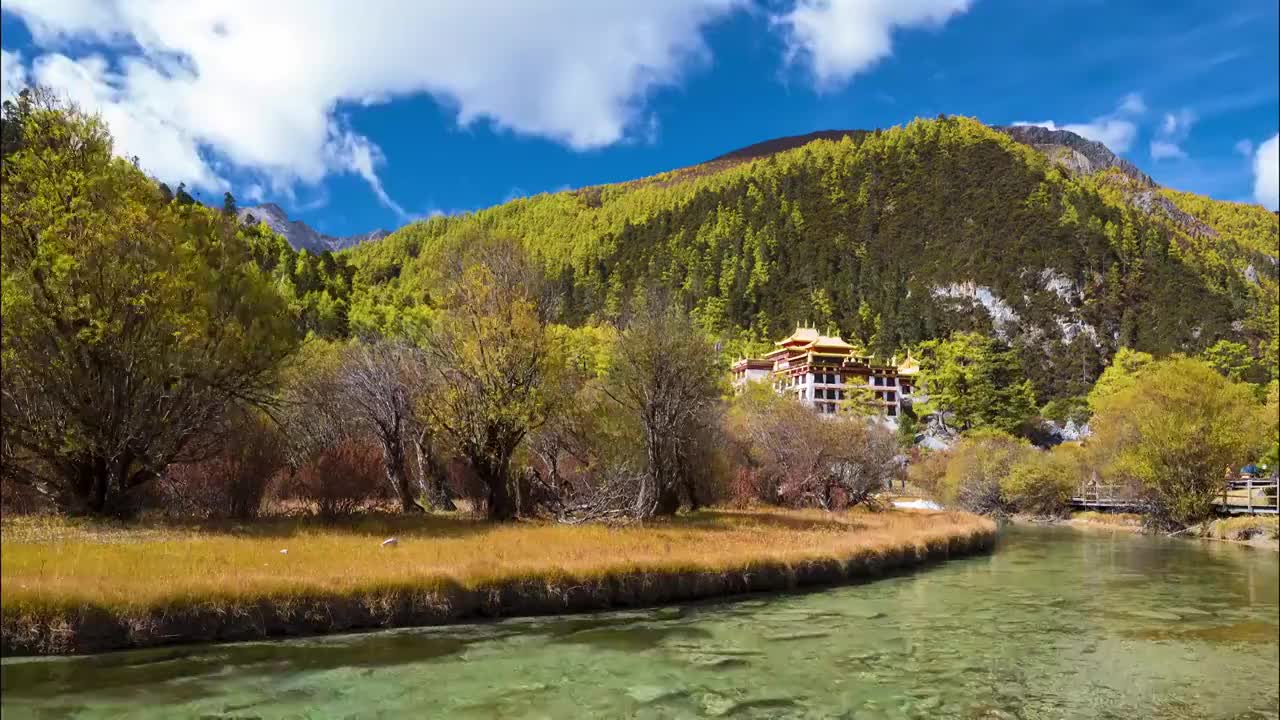 稻城亚丁自然保护区的崇古寺视频下载
