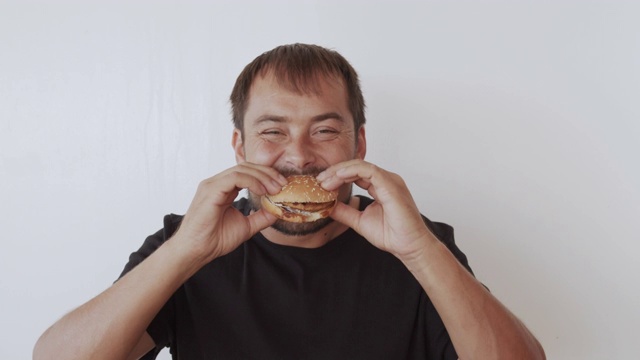 快乐的人吃着美味的快餐汉堡视频素材