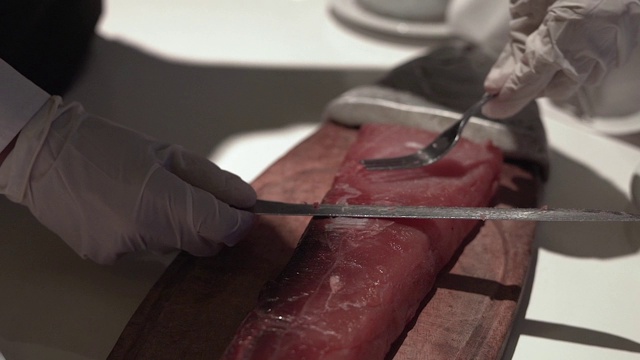 日本厨师在餐厅切金枪鱼里脊视频素材