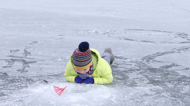男孩在冬天看冻结的水库里面/洪川，韩国视频素材