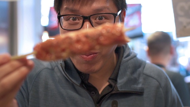 SLO MO Man在东京街头小吃市场吃烤蟹条，日本视频下载