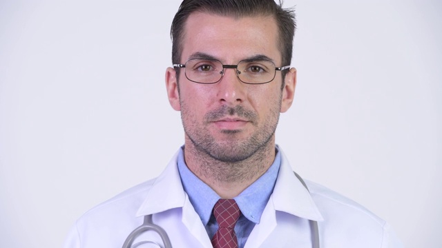 年轻英俊的西班牙裔医生戴着眼镜视频素材