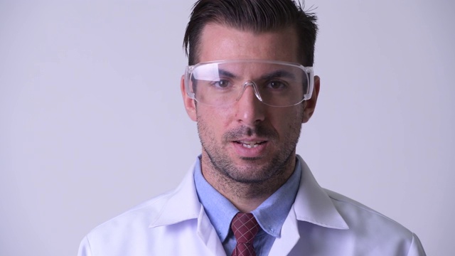 特写镜头的幸福年轻的西班牙裔男子医生作为科学家视频下载