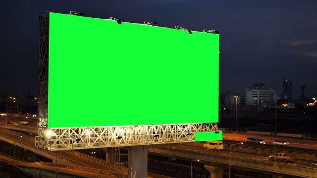 泰国曼谷高速公路上以城市为背景的绿色广告牌屏风。视频下载