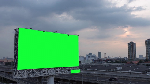 泰国曼谷高速公路上以城市为背景的日落绿幕广告。视频素材