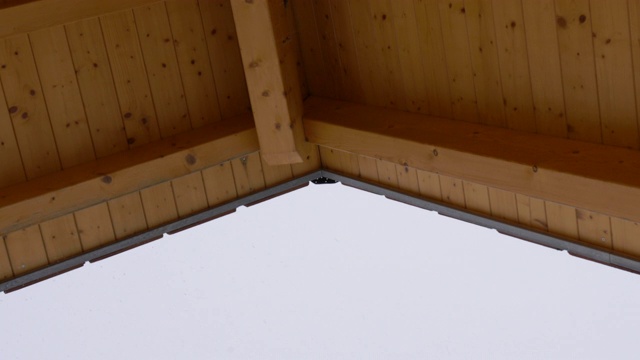 三角木屋顶屋檐直接从下面视频下载