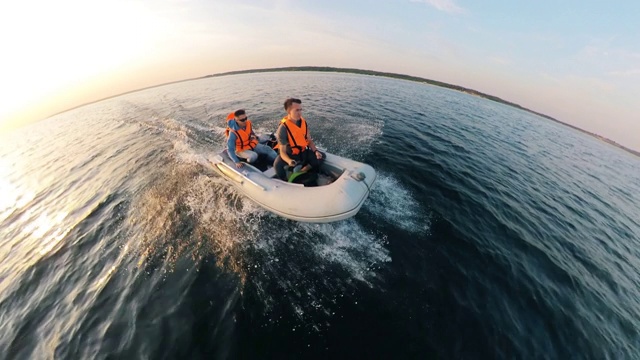 一艘小艇的半圆形全景图，两个人驾驶着它视频素材