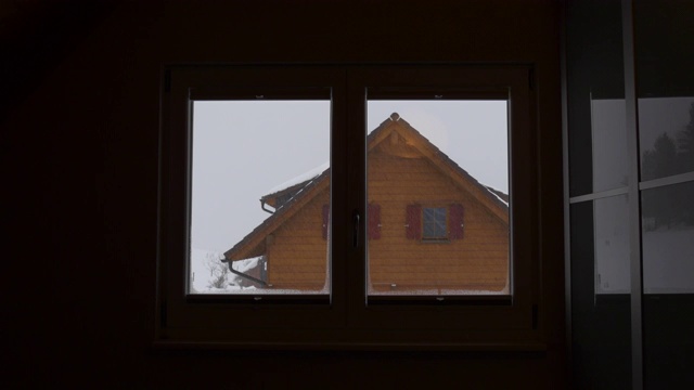下雪天从房子窗户往外看视频素材