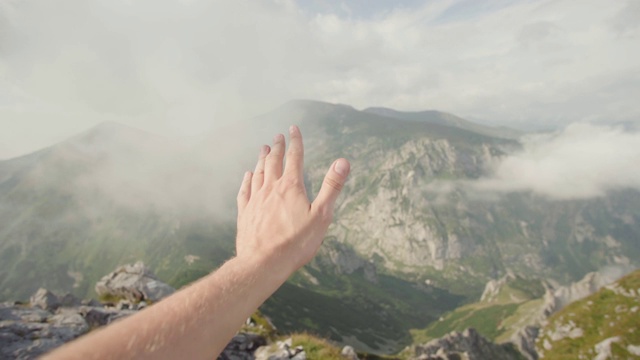 山顶上的人的个人视角:挥手视频素材