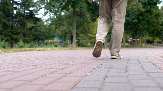 女性双腿步行公园小路，增进健康，每天训练，活力四射视频下载