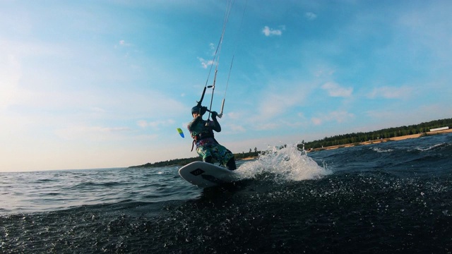 运动员在水上骑风筝板。风筝冲浪者kiteboarding。视频下载