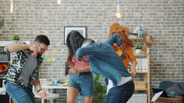 多民族团队在办公室跳舞抛商业合同笑视频素材