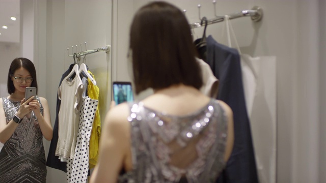 一名中国女子在商店试穿晚礼服并自拍视频下载