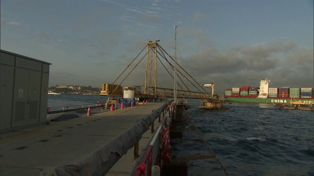 一艘满载货物的货船穿过伊斯坦布尔的港口。视频素材