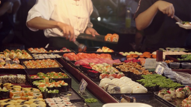 日本料理，泰国清迈的街头小吃。视频素材