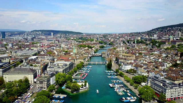 苏黎世，瑞士——航拍利马特河和苏黎世最具标志性的地标建筑，如弗劳姆蒙斯特教堂、格罗斯蒙斯特大教堂和老城。视频下载