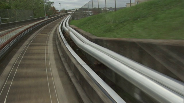 铁轨沿着隧道和树林排列。视频下载