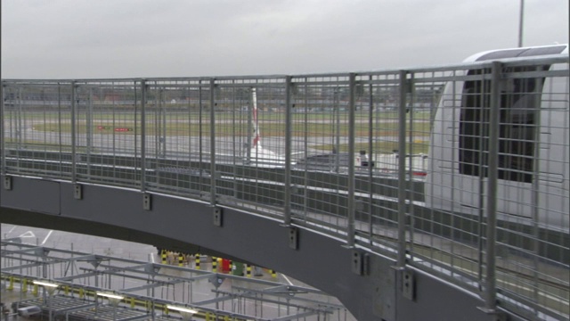 在伦敦希思罗机场，一个吊舱穿过一条轨道。视频素材