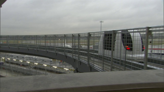 一辆穿梭列车通过单轨系统运送乘客到希思罗机场。视频素材
