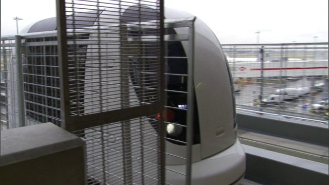 一架吊舱在伦敦希思罗机场的轨道上行驶。视频下载