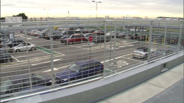 伦敦希思罗机场的两个停车场之间有一条跑道。视频素材
